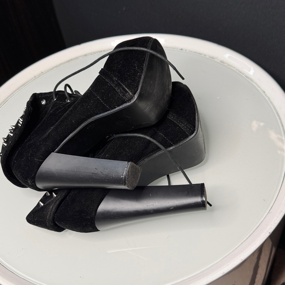 Elegant Black Heeled Boots with Stud Accents - Picture 6 of 6